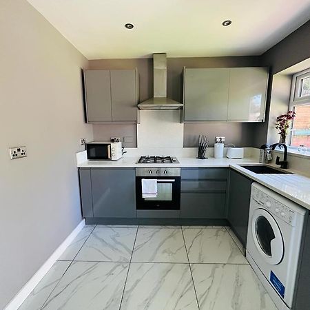 Burmese - 5 Bedroom House Earley المظهر الخارجي الصورة