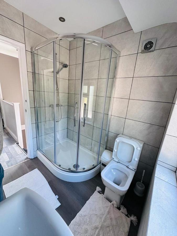 Burmese - 5 Bedroom House Earley المظهر الخارجي الصورة