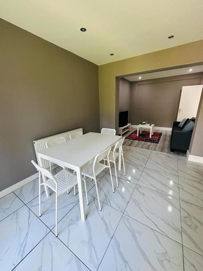 Burmese - 5 Bedroom House Earley المظهر الخارجي الصورة